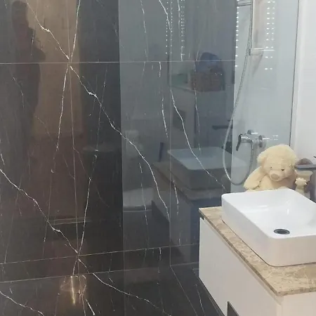 Yvo 18 By Signature 公寓式酒店 那沃达利